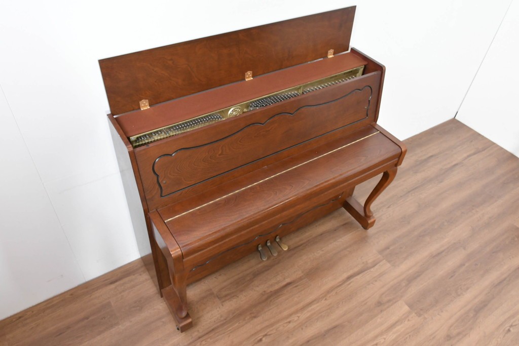 中古　美品　KAWAI(河合楽器製作所)　C-113N　樺材　曲線的な脚部と装飾が上品なアップライトピアノとスツールのセット　(R-086421)
