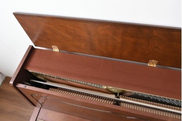 中古　美品　KAWAI(河合楽器製作所)　C-113N　樺材　曲線的な脚部と装飾が上品なアップライトピアノとスツールのセット　(R-086421)