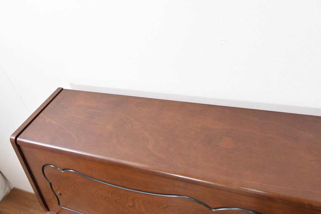 中古　美品　KAWAI(河合楽器製作所)　C-113N　樺材　曲線的な脚部と装飾が上品なアップライトピアノとスツールのセット　(R-086421)