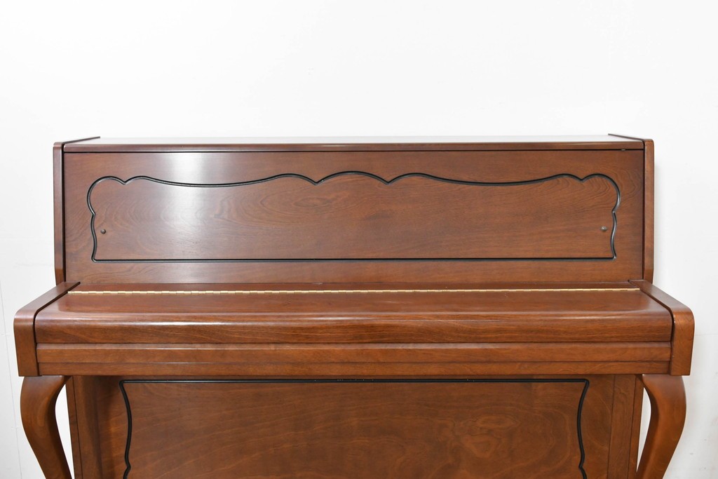 中古　美品　KAWAI(河合楽器製作所)　C-113N　樺材　曲線的な脚部と装飾が上品なアップライトピアノとスツールのセット　(R-086421)