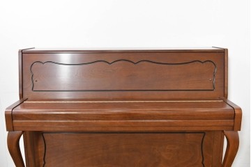 中古　美品　KAWAI(河合楽器製作所)　C-113N　樺材　曲線的な脚部と装飾が上品なアップライトピアノとスツールのセット　(R-086421)