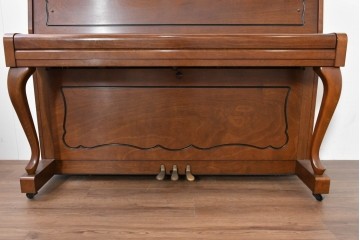 中古　美品　KAWAI(河合楽器製作所)　C-113N　樺材　曲線的な脚部と装飾が上品なアップライトピアノとスツールのセット　(R-086421)