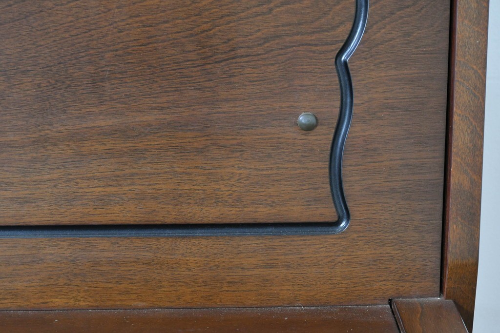 中古　美品　KAWAI(河合楽器製作所)　C-113N　樺材　曲線的な脚部と装飾が上品なアップライトピアノとスツールのセット　(R-086421)