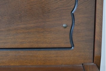 中古　美品　KAWAI(河合楽器製作所)　C-113N　樺材　曲線的な脚部と装飾が上品なアップライトピアノとスツールのセット　(R-086421)