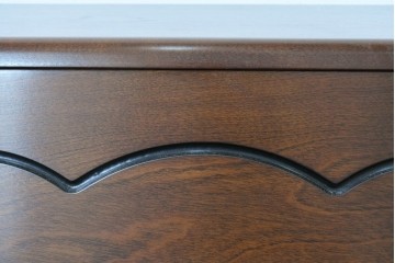 中古　美品　KAWAI(河合楽器製作所)　C-113N　樺材　曲線的な脚部と装飾が上品なアップライトピアノとスツールのセット　(R-086421)