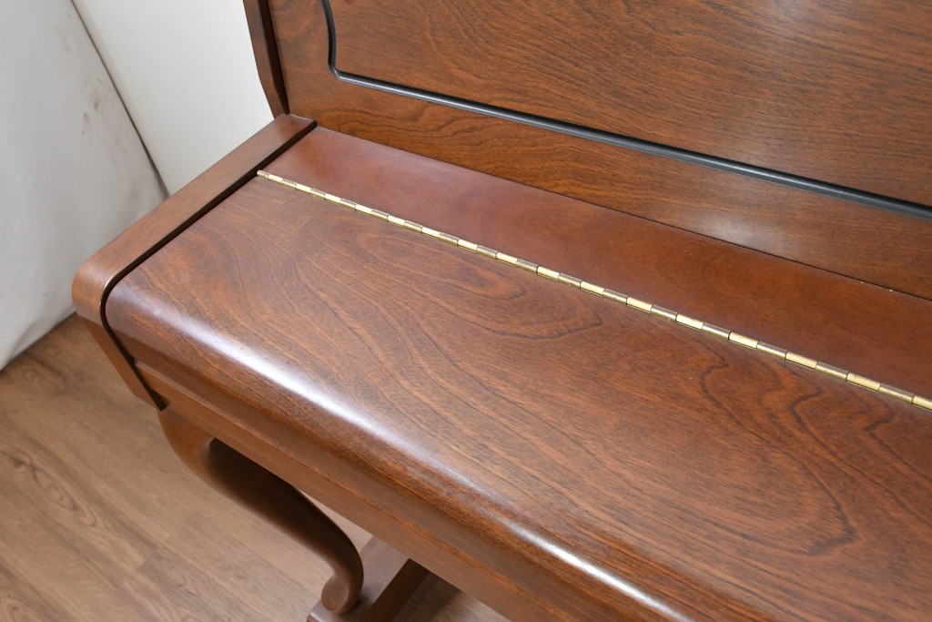 中古　美品　KAWAI(河合楽器製作所)　C-113N　樺材　曲線的な脚部と装飾が上品なアップライトピアノとスツールのセット　(R-086421)
