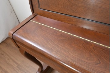 中古　美品　KAWAI(河合楽器製作所)　C-113N　樺材　曲線的な脚部と装飾が上品なアップライトピアノとスツールのセット　(R-086421)