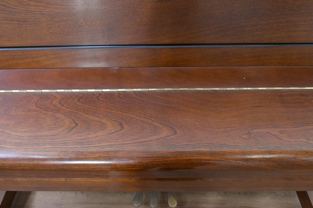 中古　美品　KAWAI(河合楽器製作所)　C-113N　樺材　曲線的な脚部と装飾が上品なアップライトピアノとスツールのセット　(R-086421)
