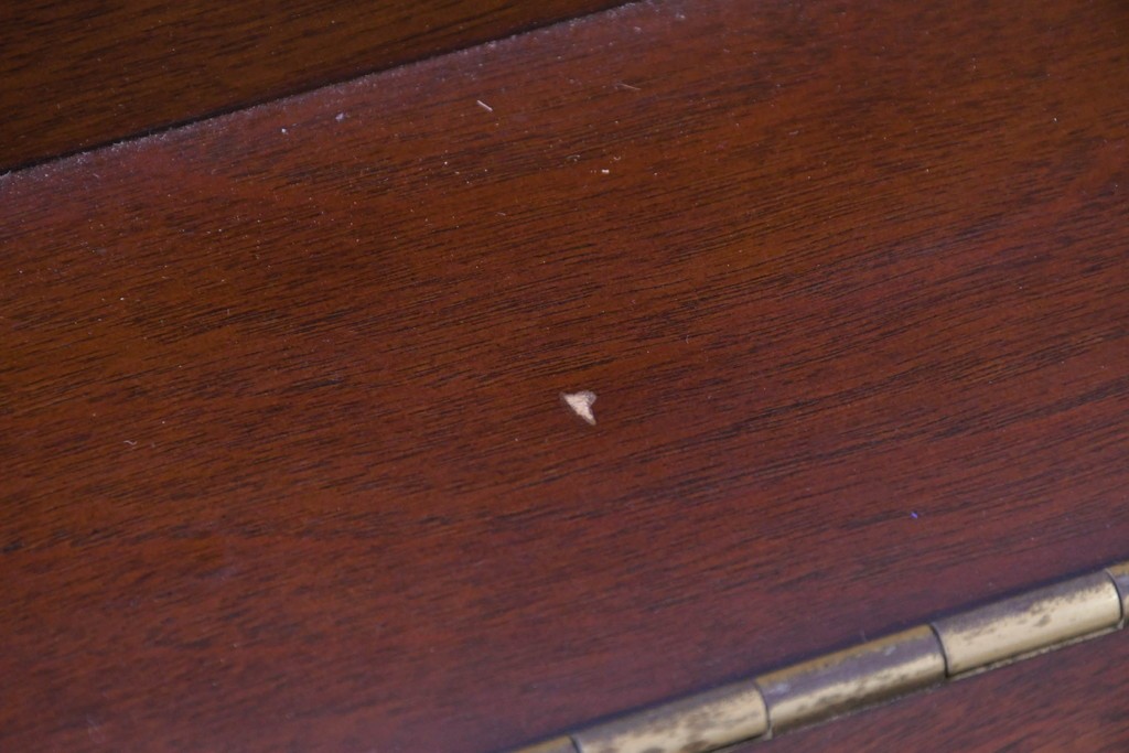 中古　美品　KAWAI(河合楽器製作所)　C-113N　樺材　曲線的な脚部と装飾が上品なアップライトピアノとスツールのセット　(R-086421)