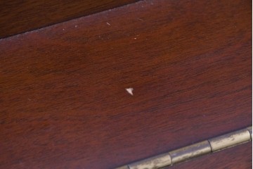 中古　美品　KAWAI(河合楽器製作所)　C-113N　樺材　曲線的な脚部と装飾が上品なアップライトピアノとスツールのセット　(R-086421)