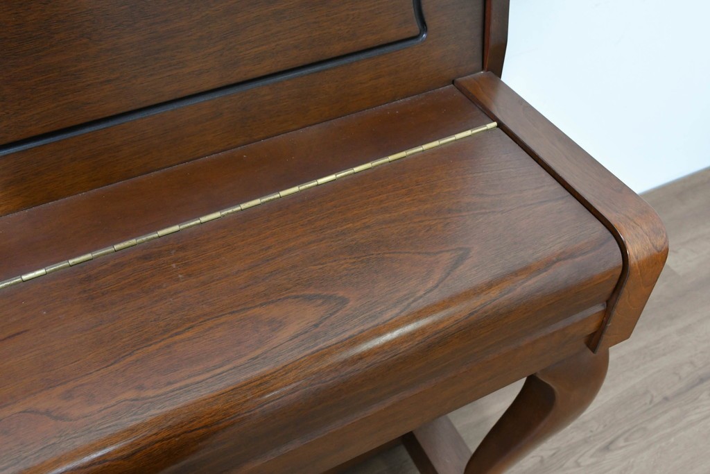 中古　美品　KAWAI(河合楽器製作所)　C-113N　樺材　曲線的な脚部と装飾が上品なアップライトピアノとスツールのセット　(R-086421)