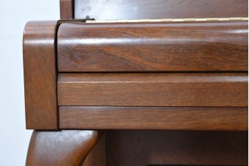 中古　美品　KAWAI(河合楽器製作所)　C-113N　樺材　曲線的な脚部と装飾が上品なアップライトピアノとスツールのセット　(R-086421)