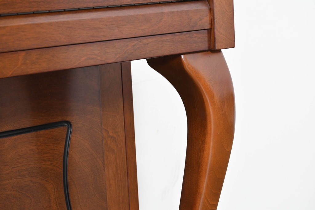 中古　美品　KAWAI(河合楽器製作所)　C-113N　樺材　曲線的な脚部と装飾が上品なアップライトピアノとスツールのセット　(R-086421)