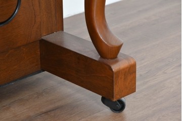 中古　美品　KAWAI(河合楽器製作所)　C-113N　樺材　曲線的な脚部と装飾が上品なアップライトピアノとスツールのセット　(R-086421)