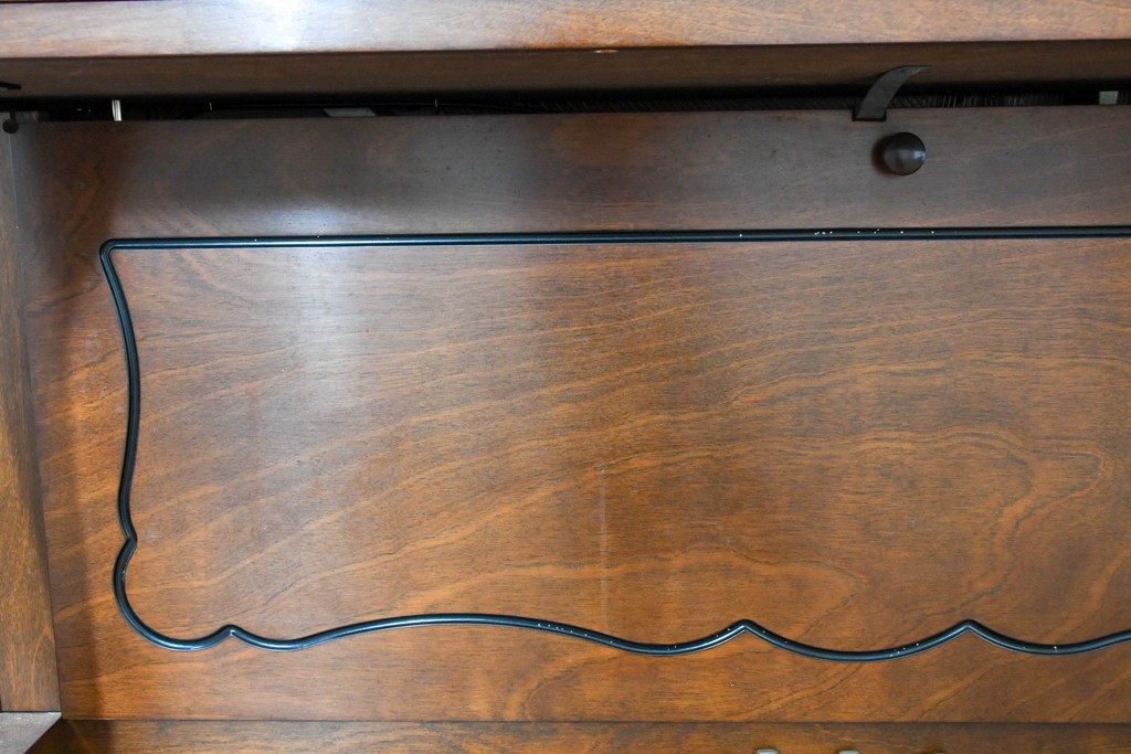 中古　美品　KAWAI(河合楽器製作所)　C-113N　樺材　曲線的な脚部と装飾が上品なアップライトピアノとスツールのセット　(R-086421)