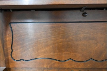 中古　美品　KAWAI(河合楽器製作所)　C-113N　樺材　曲線的な脚部と装飾が上品なアップライトピアノとスツールのセット　(R-086421)