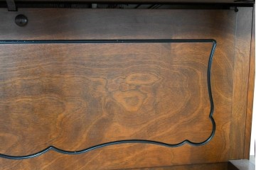 中古　美品　KAWAI(河合楽器製作所)　C-113N　樺材　曲線的な脚部と装飾が上品なアップライトピアノとスツールのセット　(R-086421)