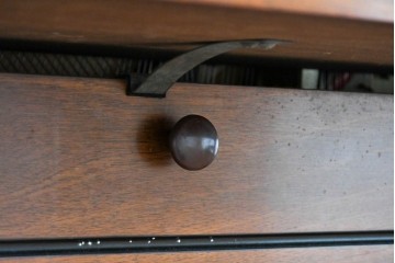 中古　美品　KAWAI(河合楽器製作所)　C-113N　樺材　曲線的な脚部と装飾が上品なアップライトピアノとスツールのセット　(R-086421)