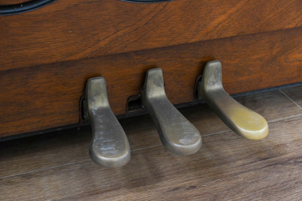 中古　美品　KAWAI(河合楽器製作所)　C-113N　樺材　曲線的な脚部と装飾が上品なアップライトピアノとスツールのセット　(R-086421)