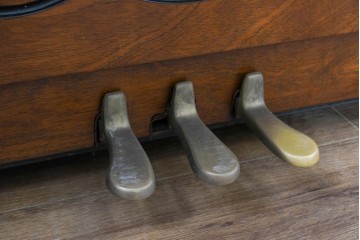 中古　美品　KAWAI(河合楽器製作所)　C-113N　樺材　曲線的な脚部と装飾が上品なアップライトピアノとスツールのセット　(R-086421)