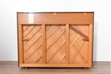 中古　美品　KAWAI(河合楽器製作所)　C-113N　樺材　曲線的な脚部と装飾が上品なアップライトピアノとスツールのセット　(R-086421)