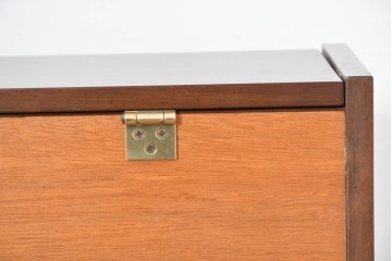 中古　美品　KAWAI(河合楽器製作所)　C-113N　樺材　曲線的な脚部と装飾が上品なアップライトピアノとスツールのセット　(R-086421)