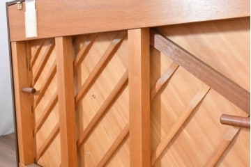 中古　美品　KAWAI(河合楽器製作所)　C-113N　樺材　曲線的な脚部と装飾が上品なアップライトピアノとスツールのセット　(R-086421)