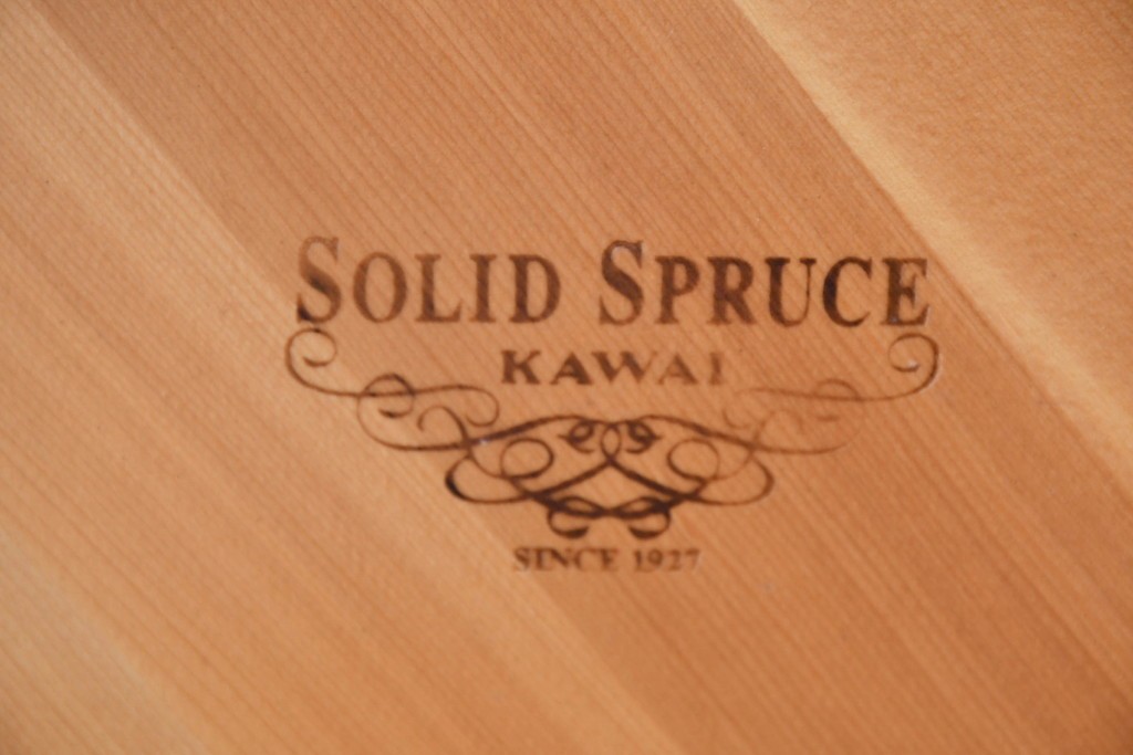 中古　美品　KAWAI(河合楽器製作所)　C-113N　樺材　曲線的な脚部と装飾が上品なアップライトピアノとスツールのセット　(R-086421)