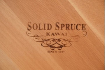 中古　美品　KAWAI(河合楽器製作所)　C-113N　樺材　曲線的な脚部と装飾が上品なアップライトピアノとスツールのセット　(R-086421)