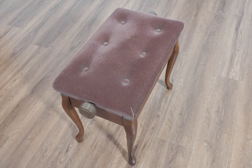 中古　美品　KAWAI(河合楽器製作所)　C-113N　樺材　曲線的な脚部と装飾が上品なアップライトピアノとスツールのセット　(R-086421)