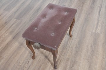 中古　美品　KAWAI(河合楽器製作所)　C-113N　樺材　曲線的な脚部と装飾が上品なアップライトピアノとスツールのセット　(R-086421)