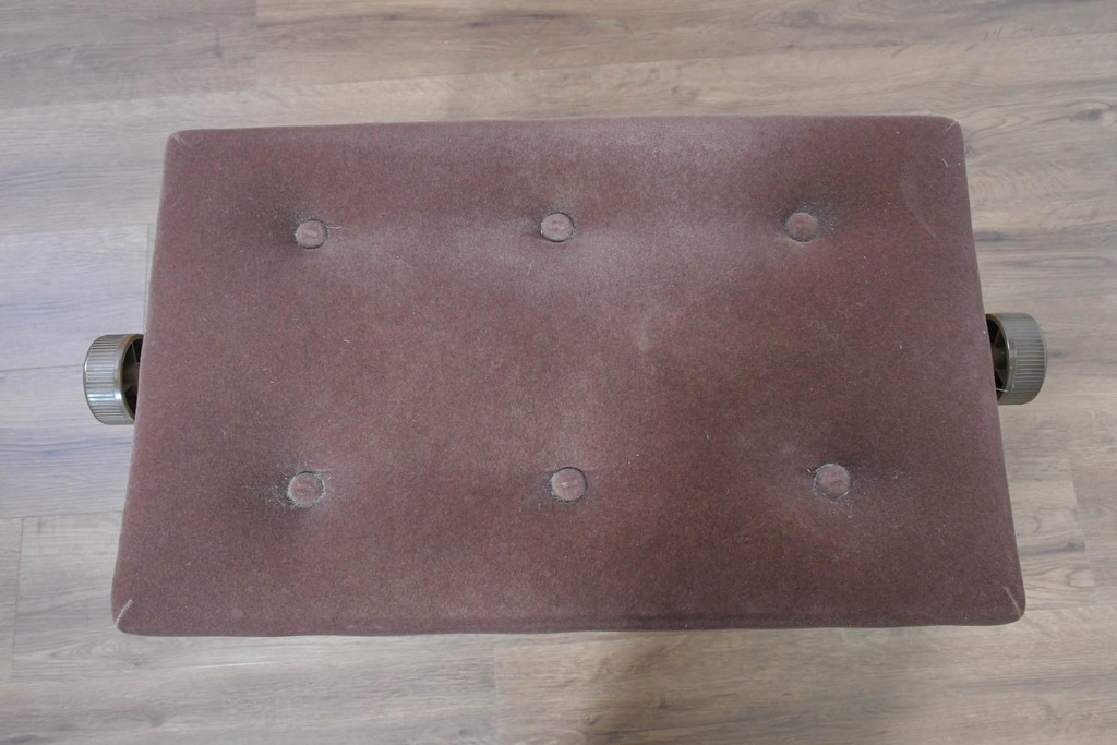 中古　美品　KAWAI(河合楽器製作所)　C-113N　樺材　曲線的な脚部と装飾が上品なアップライトピアノとスツールのセット　(R-086421)