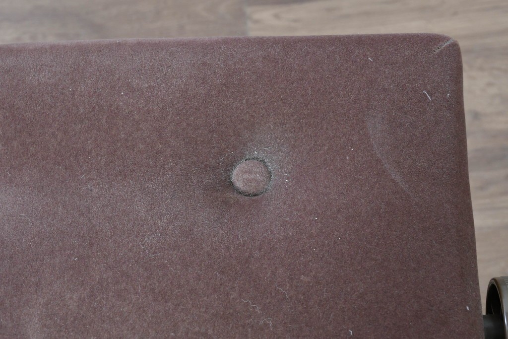 中古　美品　KAWAI(河合楽器製作所)　C-113N　樺材　曲線的な脚部と装飾が上品なアップライトピアノとスツールのセット　(R-086421)