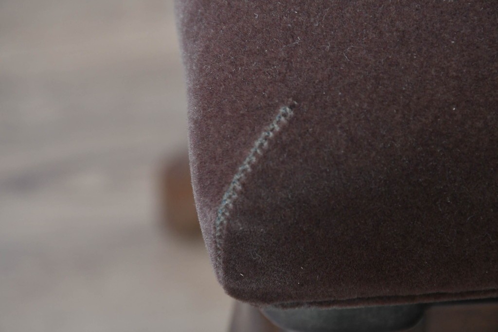 中古　美品　KAWAI(河合楽器製作所)　C-113N　樺材　曲線的な脚部と装飾が上品なアップライトピアノとスツールのセット　(R-086421)