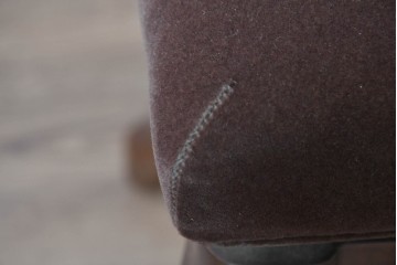 中古　美品　KAWAI(河合楽器製作所)　C-113N　樺材　曲線的な脚部と装飾が上品なアップライトピアノとスツールのセット　(R-086421)