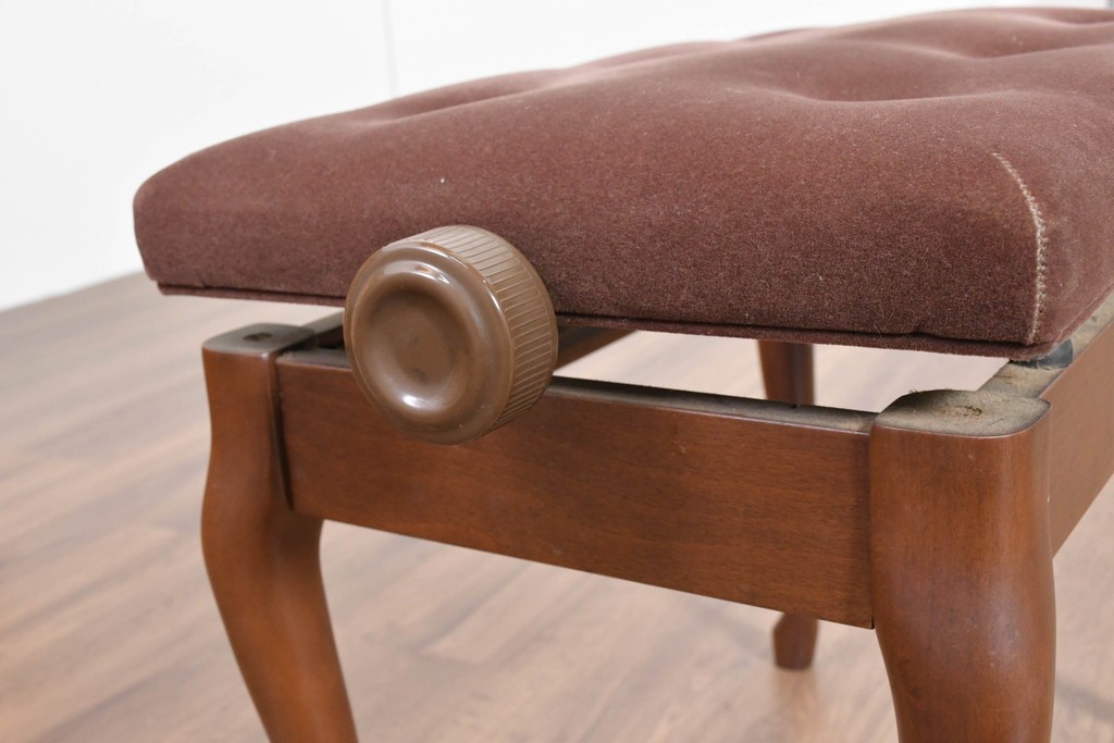 中古　美品　KAWAI(河合楽器製作所)　C-113N　樺材　曲線的な脚部と装飾が上品なアップライトピアノとスツールのセット　(R-086421)