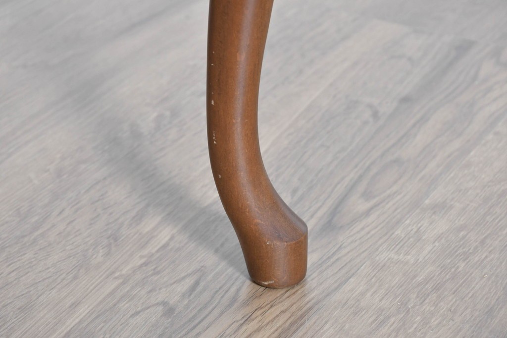 中古　美品　KAWAI(河合楽器製作所)　C-113N　樺材　曲線的な脚部と装飾が上品なアップライトピアノとスツールのセット　(R-086421)