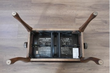 中古　美品　KAWAI(河合楽器製作所)　C-113N　樺材　曲線的な脚部と装飾が上品なアップライトピアノとスツールのセット　(R-086421)