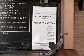 中古　美品　KAWAI(河合楽器製作所)　C-113N　樺材　曲線的な脚部と装飾が上品なアップライトピアノとスツールのセット　(R-086421)