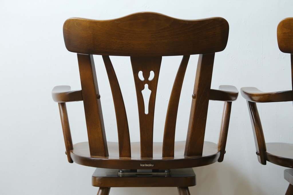 中古　美品　カリモク家具(karimoku)　コロニアルシリーズ　CC1834NK　回転式アームチェア2脚セット　定価(2脚合計)約13万円　(R-086426)