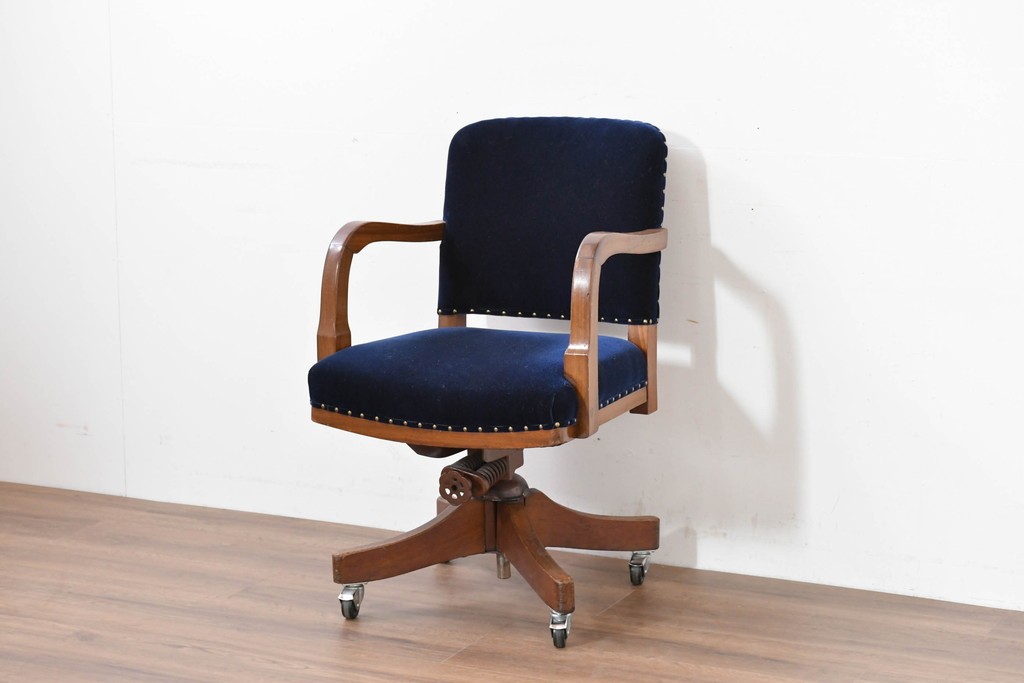 イギリスアンティーク　ゆったりと座れるキャスター付きの回転チェア　(R-086427)