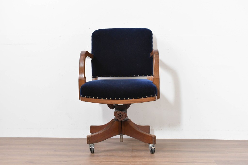 イギリスアンティーク　ゆったりと座れるキャスター付きの回転チェア　(R-086427)