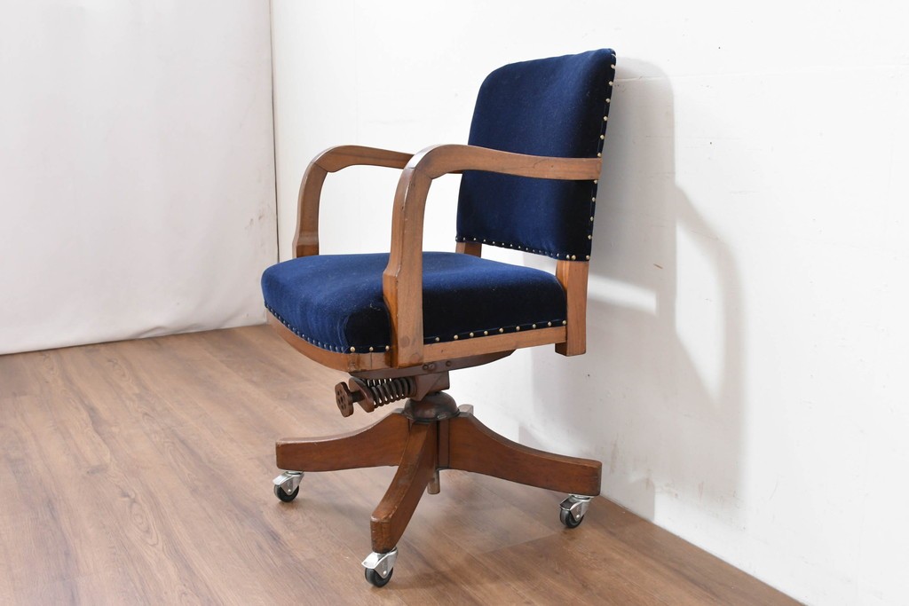 イギリスアンティーク　ゆったりと座れるキャスター付きの回転チェア　(R-086427)