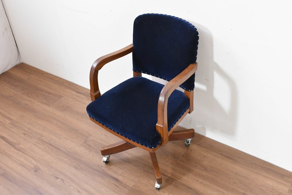 イギリスアンティーク　ゆったりと座れるキャスター付きの回転チェア　(R-086427)