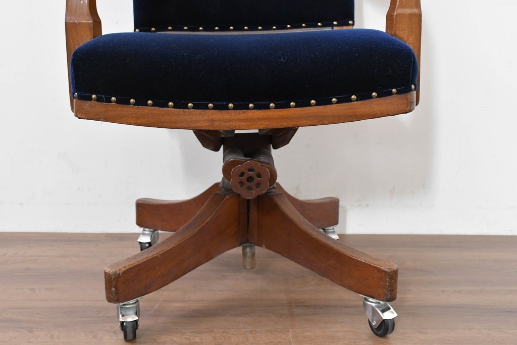 イギリスアンティーク　ゆったりと座れるキャスター付きの回転チェア　(R-086427)