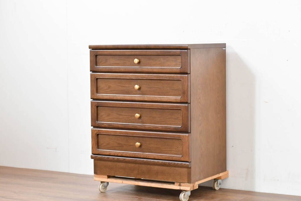 中古　カリモク家具(karimoku)　丸い取っ手がアクセントの4段サイドチェスト　(R-086430)