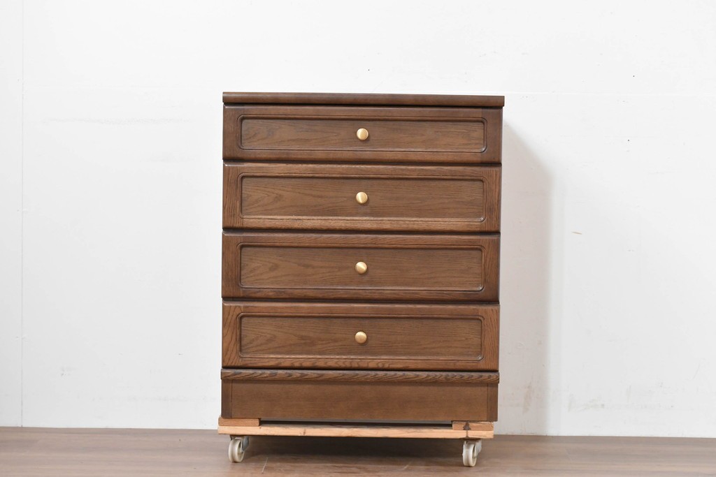 中古　カリモク家具(karimoku)　丸い取っ手がアクセントの4段サイドチェスト　(R-086430)