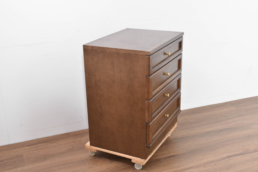 中古　カリモク家具(karimoku)　丸い取っ手がアクセントの4段サイドチェスト　(R-086430)