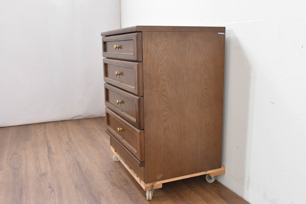 中古　カリモク家具(karimoku)　丸い取っ手がアクセントの4段サイドチェスト　(R-086430)