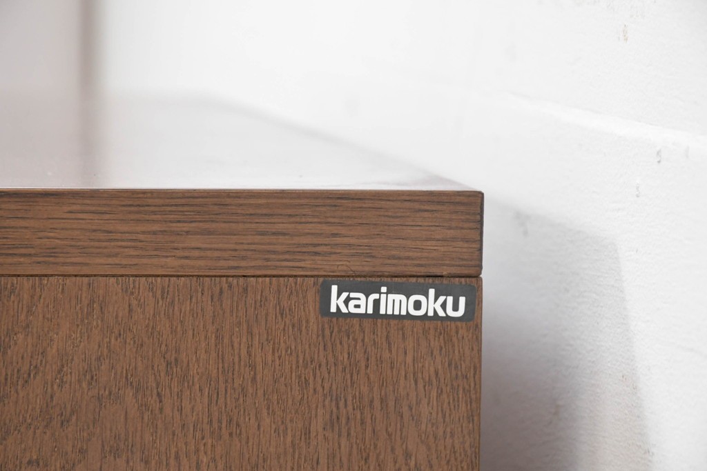 中古　カリモク家具(karimoku)　丸い取っ手がアクセントの4段サイドチェスト　(R-086430)